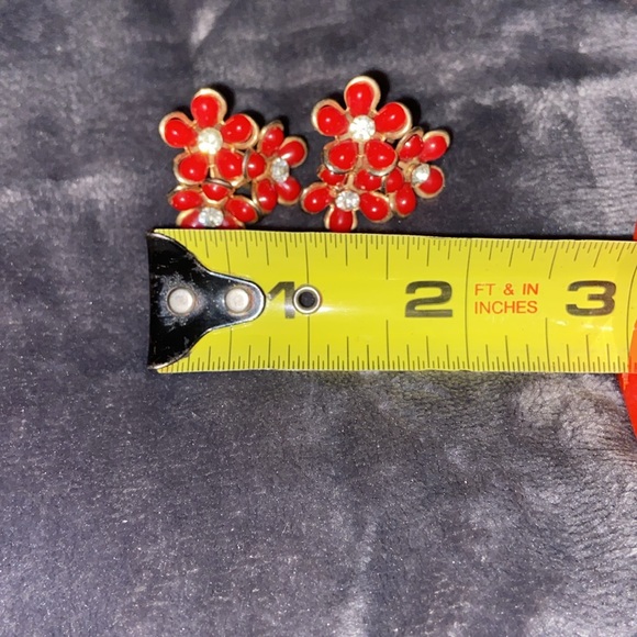Vintage red flower 🌺 earrings with rhinestones screw back - Picture 8 of 8